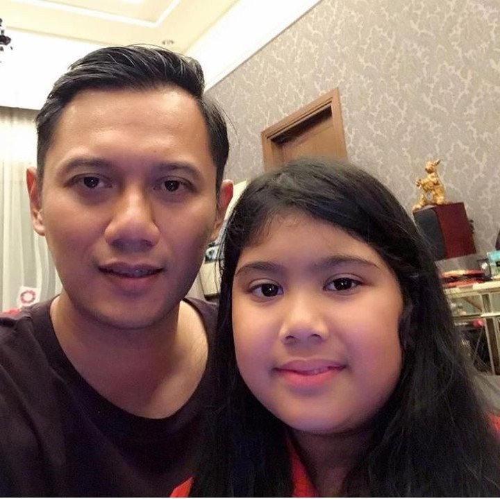 <p>"Let me hold your hands for a little while, but let me hold your heart forever," tulis Agus Harimurti Yudhoyono. Puitis banget ya, Bun? (Foto: Instagram @agusyudhoyono)<br /><br /></p>