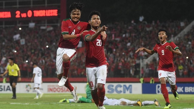 Timnas Indonesia U-16 mengucapkan terima kasih kepada suporter di Stadion Gelora Delta, Sidoarjo, sejak fase grup hingga laga final Piala AFF U-16 2018.