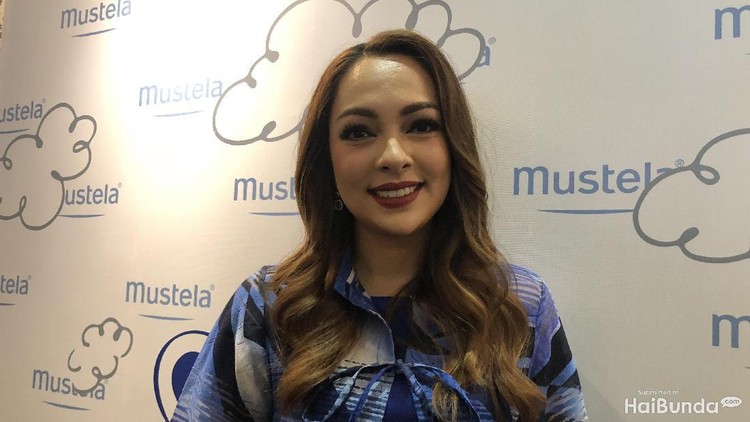Duh, bibir si kecil kering dan bahkan pecah-pecah nih. Yuk simak saran dr Reisa Broto Asmoro untuk mengatasi masalah ini.