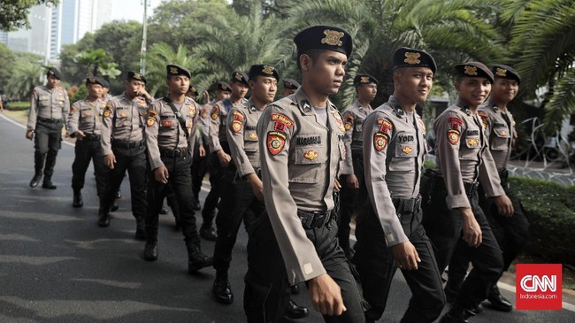 Polri dan TNI mengawal rumah kampung Menko Polhukam Mahfud MD di Pamekasan menyusul isu pengepungan oleh massa tertentu.