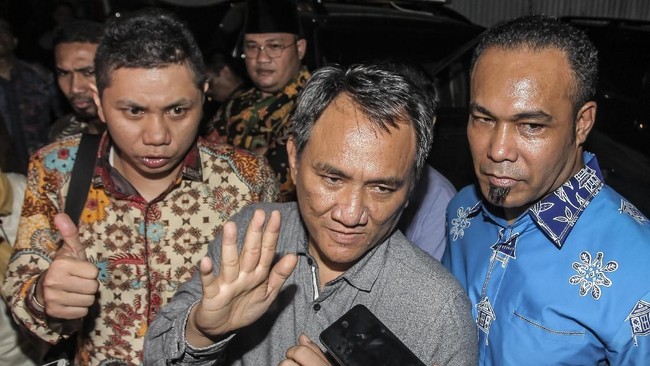Andi Arief menduga Hasto Kristiyanto memiliki dendam terhadap Demokrat karena tidak masuk daftar kader PDIP yang ditawarkan jabatan menteri KIB II era SBY.