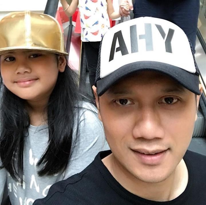 <p>Ayah dan anak sama-sama kompak pakai topi. (Foto: Instagram @agusyudhoyono)<br /><br /></p>