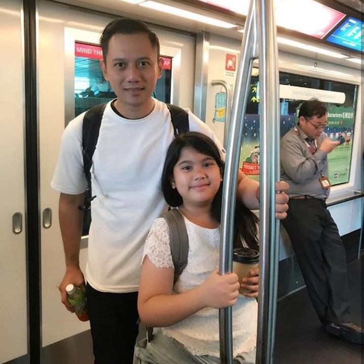 <p>Wah Ayah Agus Harimurti Yudhoyono dan Aira naik kereta mau ke mana ya. (Foto: Instagram @agusyudhoyono)<br /><br /></p>