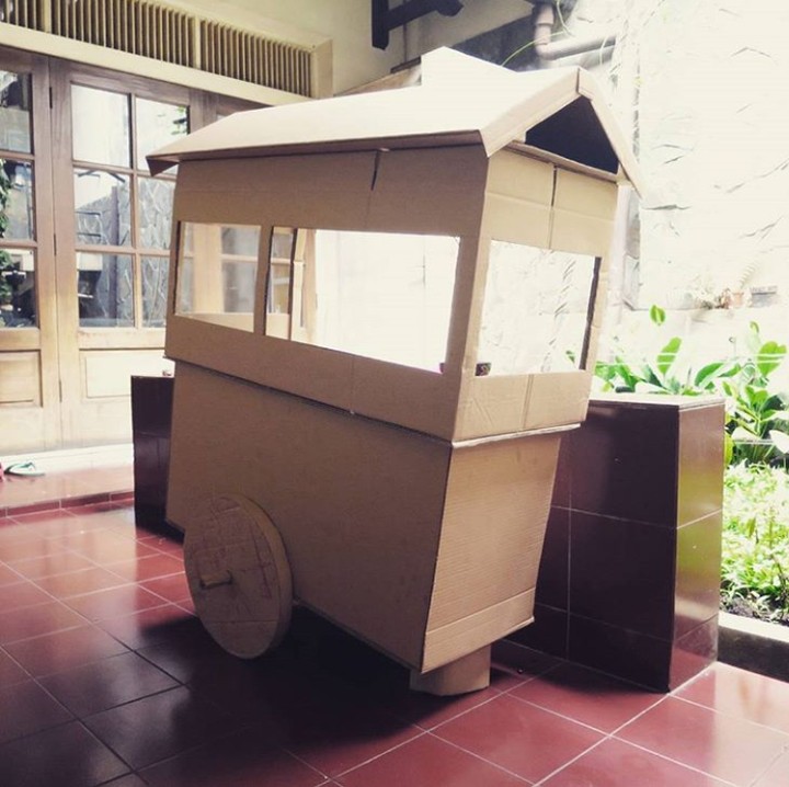 <p>Gerobak-gerobakannya juga terbuat dari kardus nih. Hmm, kira-kira si kecil mau jualan apa ya pakai gerobak ini? (Foto: Instagram @maliyanti)</p>