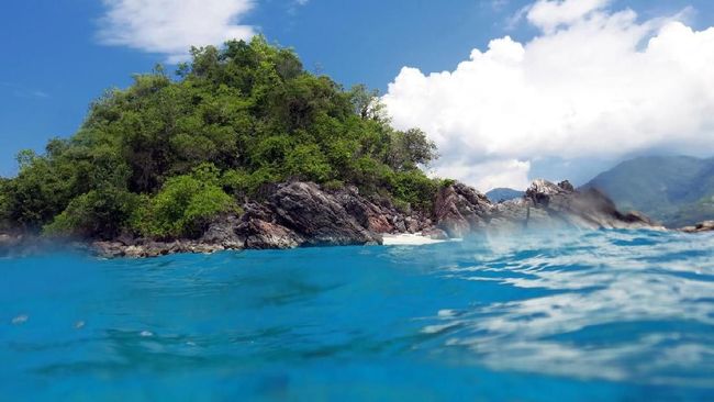 Filonga adalah salah satu pulau mungil di antara ratusan pulau di Provinsi Maluku Utara