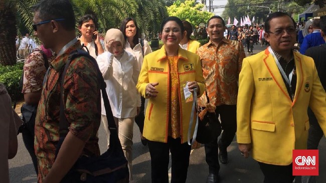 Titiek Soeharto ikut mengantar Prabowo Subianto dan Sandiaga Uno mendaftar capres-cawapres ke KPU.