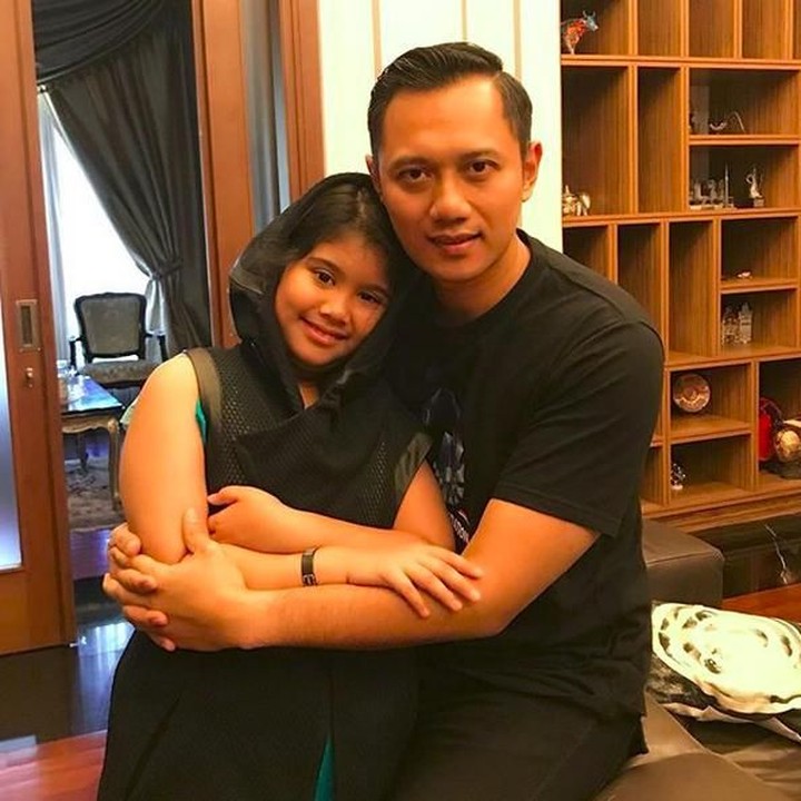 <p>Hal yang paling membahagiakan Agus Harimurti Yudhoyono adalah saat pulang dari luar kota disambut sama Aira, anak kesayangan. (Foto: Instagram @agusyudhoyono)<br /><br /></p>