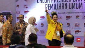 VIDEO: Titiek Soeharto Dampingi Prabowo ke KPU
