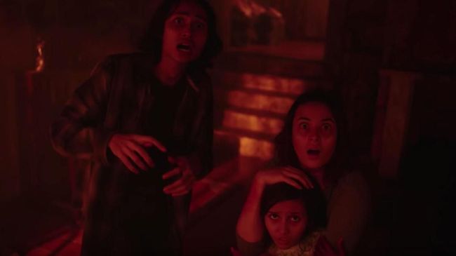 Ritual pembangkitan iblis terekam dalam trailer terbaru film Sebelum Iblis Menjemput Ayat 2 yang akan dirilis pada 27 Februari mendatang.