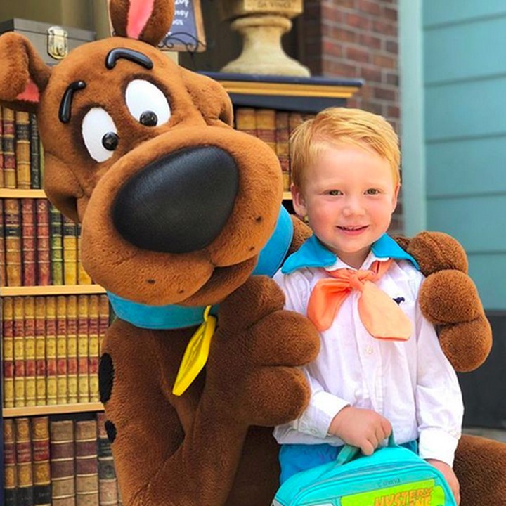 <p>Happy-nya Freddie Jones cilik bertemu dengan Scooby Doo. (Foto: Instagram/ @randomly_riley)  </p>