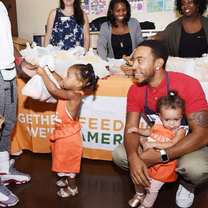 <p>Nggak cuma bersenang-senang, Ludacris juga nggak lupa mengajari si kecil berbagi lho. (Foto: Instagram/ludacris)</p>