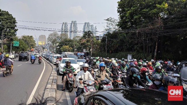 Dinas Perhubungan DKI Jakarta melakukan rekayasa lalu lintas di sekitar Gedung Komisi Pemilihan Umum (KPU) Republik Indonesia, Senin (27/11).