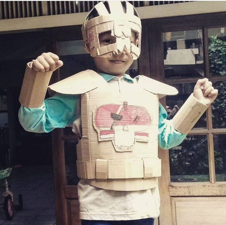 <p>Ada yang mau pakai kostum kardus seperti ini? (Foto: Instagram @maliyanti)</p>