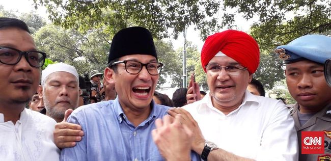 Di Balik Santri 'Dadakan' Post-Islamisme ala Sandiaga Uno Sandiaga Uno sekonyong-konyong disematkan santri Post-Islamisme. Sejarahnya, Sandi justru dekat dengan kelompok Islamis saat bertarung di Pilkada Jakarta 2017.