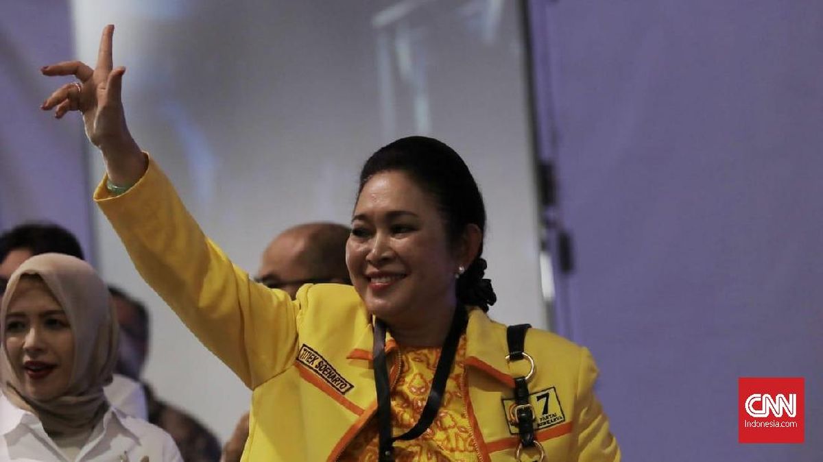 Titiek Soeharto Sabet Juara 3 di Kejuaraan Menembak Kapolri Cup