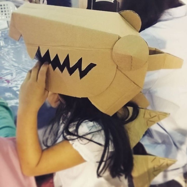 <p>Kostum dinosaurus ini terbuat dari kardus lho. Tinggal diwarnai saja, pasti jadi lebih keren. Roaaar... (Foto: Instagram @maliyanti)</p>