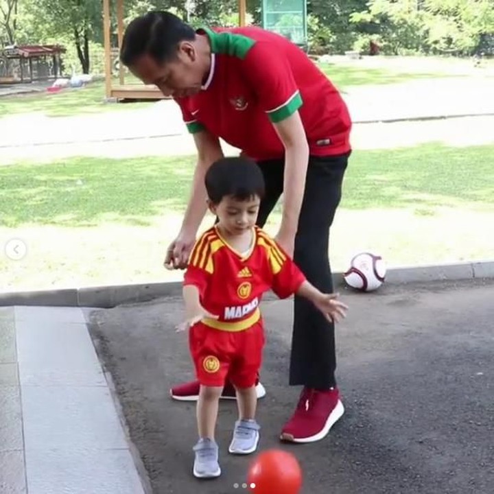 <p>Jokowi bersama Jan Ethes bermain bola bareng nih. Serunya! (Foto: Instagram @jokowi)</p>