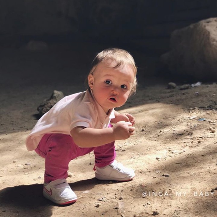 <p>Si kecil juga pernah berpose seperti ini, Bun? Ya, pose yang agak sulit ditebak. He-he-he. (Foto: Instagram @inga_my_baby)</p>