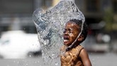 NYALANG: Cumbu Rayu Dua Wajah Banyu Pada foto-foto unik pilihan CNNIndonesia.com pekan ini, ada percikan air yang melindungi tubuh dari gelombang panas, serta banjir di Jepang dan Myanmar.