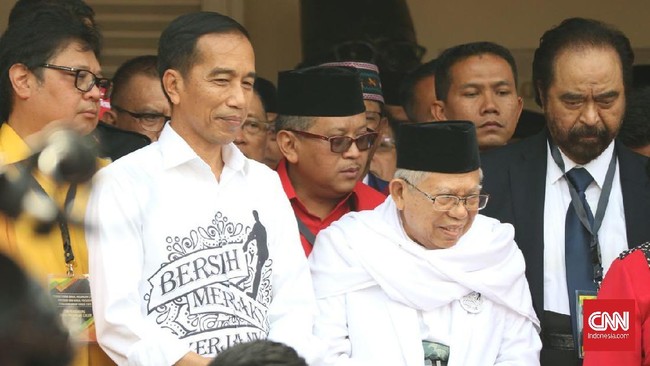 Jokowi bersama Ma'ruf Amin tiba di KPU sekitar pukul 09.25, keduanya diantar sejumlah ketua partai koalisi dan mendapat sambutan meriah dari massa pendukung.