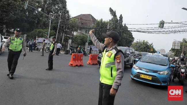 Pengalihan arus lalu lintas diberlakukan di kawasan Imam Bonjol dan Tugu Proklamasi, Jakarta, selama acara pengambilan nomor urut capres di KPU RI, malam ini.