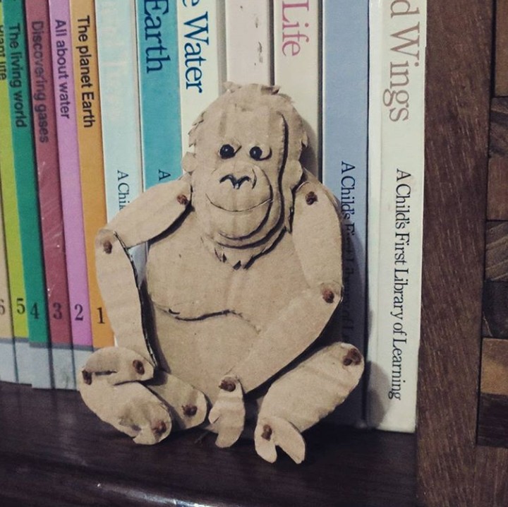 <p>Si penjaga bukunya imut banget, hi-hi-hi. (Foto: Instagram @maliyanti)</p>