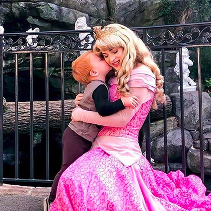 <p>Wah, Putri Aurora udah bangun dari tidurnya berkat kecupan sang pangeran cilik. (Foto: Instagram/ @randomly_riley)  </p>
