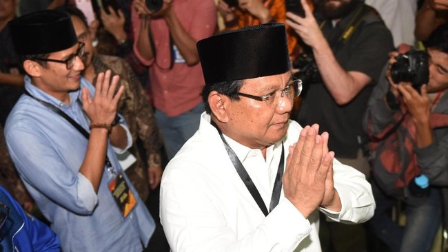 Pasangan capres dan cawapres Prabowo Subianto-Sandiaga Uno bertolak ke KPU untuk pengambilan nomor urut. Mereka menaiki mobil yang sama.
