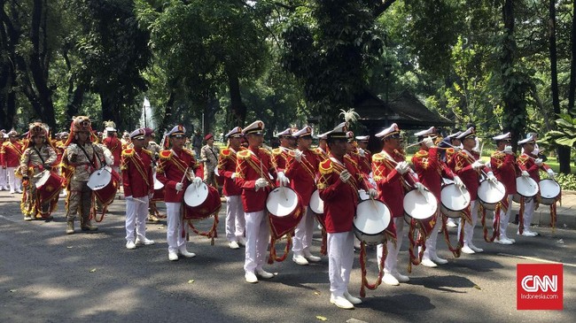 Prabowo Subianto-Gibran Rakabuming diantar marching band saat menuju ke KPU. Sejarawan dan pengamat militer mengungkap makna marching band dalam budaya perang.