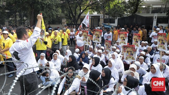 Antusiasme relawan tampak dari kaum berpeci, berpakaian adat, hingga yang berupaya menggeser mobil rangkaian RI-1. Jokowi membalasnya dengan menyalami langsung.