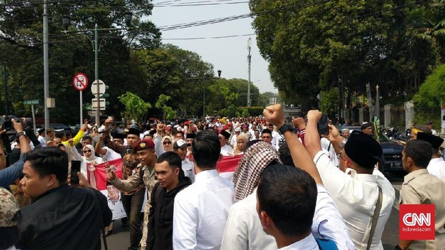 Massa pendukung Prabowo yang cukup banyak membuat arus lalu lintas di perempatan Jalan Imam Bonjol dan Diponegoro macet hingga ke jembatan arah Kuningan.