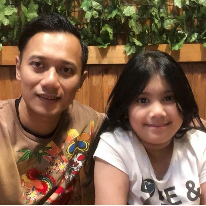 <p>Kompak senyum tipis... (Foto: Instagram @agusyudhoyono)<br /><br /></p>