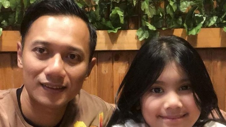 Keharuan kental terasa saat Agus Yudhoyono dan istrinya, Annisa Yudhoyono, pemit pergi haji ke putri tercintanya, Almira.
