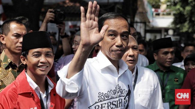 Jokowi memilih kemeja putih dan menanggalkan 'seragam' kotak-kotak yang dulu sangat identik dengan dirinya bersama Ahok saat Pilgub DKI 2012 lalu.