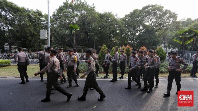 Sidang Putusan Praperadilan Rizieq Dijaga Ratusan Polisi Demi kelancaran sidang, Kepolisian menerjunkan ratusan personel ke Pengadilan Negeri Jakarta Selatan