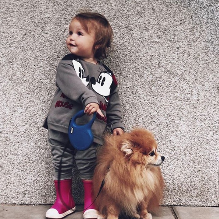 <p>Cie, ada yang sudah bisa mengajak anjing peliharaan nih. Kamu sudah besar ya, Nak. Hi-hi-hi. (Foto: Instagram @inga_my_baby)</p>
