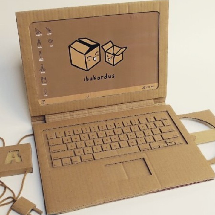 <p>Yuk, ketak-ketik dulu pakai laptop dari kardus. Asyik ya bisa dijadikan alat untuk bermain peran. (Foto: Instagram @maliyanti)</p>