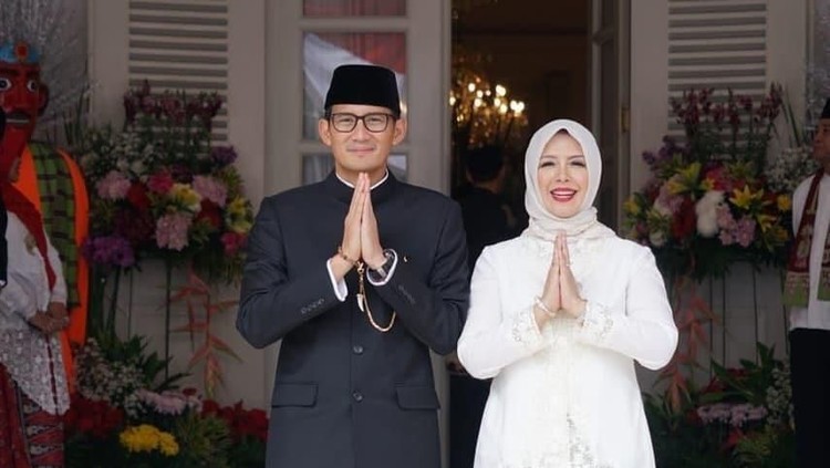 Sandiaga Uno rupanya sosok suami romantis. Ia sering mengatakan cinta pada sang istri dengan cara yang unik.