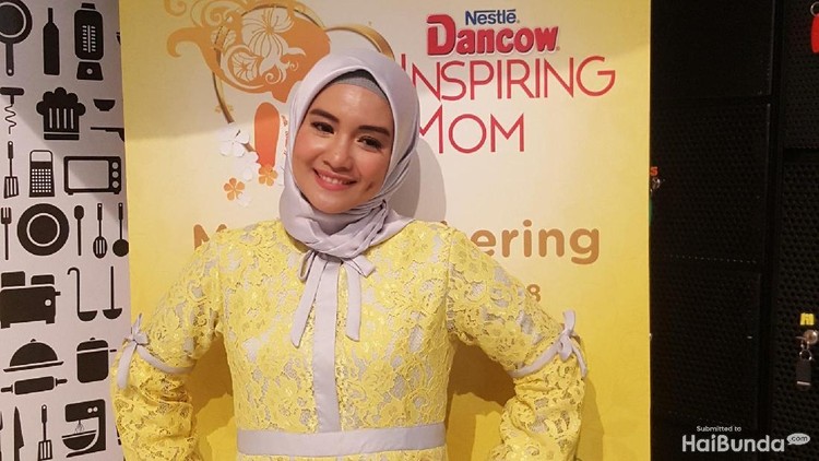 Supaya anak-anaknya doyan makan sayur, Intan Nuraini pun belajar doyan makan sayur. Ya, karena anak mencontoh yang dilakukan orang tuanya.