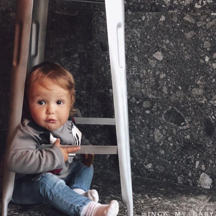<p>Siapa yang anaknya pernah bersembunyi di bawah kursi seperti ini, Bun? (Foto: Instagram @inga_my_baby)</p>