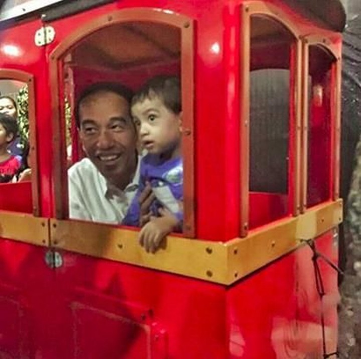 <p>Jokowi jalan-jalan naik kereta mainan bersama Jan Ethes di Paragon Mall Solo. Tut-tut! (Foto: Instagram @jokowi)</p>