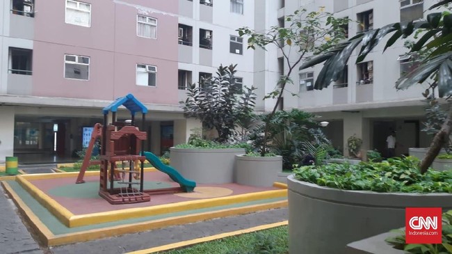 Penghungi apartemen sering memergoki transaksi prostitusi terang-terangan di Taman Tower Flamboyan alias 'Taman Hidung Belang', di Apartemen Kalibata City.