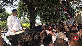 VIDEO: Konser Mini Ganti Presiden Iringi Prabowo ke KPU