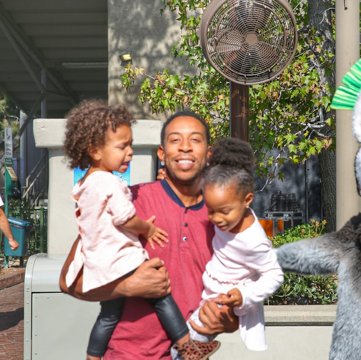 <p>Si ayah sudah senyum, si kecil malah cranky. Ya, gini deh kalau foto sama anak-anak. He-he. (Foto: Instagram/ludacris)</p>