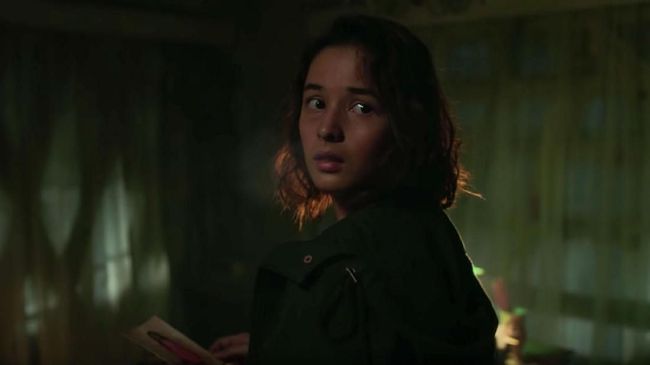 Chelsea Islan digambarkan masih harus berjuang hidup dari teror yang menyerang dalam trailer 'Sebelum Iblis Menjemput Ayat 2'.