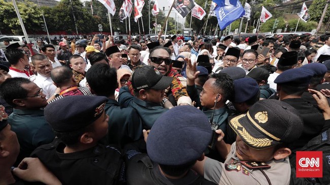 Ratusan relawan pendukung Prabowo Subianto-Sandiaga Uno memadati gedung KPU buat mengawal proses pengundian nomor urut Pilpres 2019.