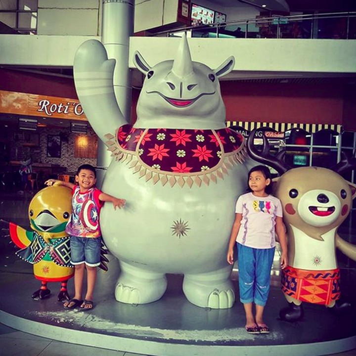<p>Apalagi foto bareng Bhin Bhin, Atung, dan Kaka-nya ditemenin saudara. Wah, makin seru deh. (Foto: Instagram/@weny_megitasari)  </p>