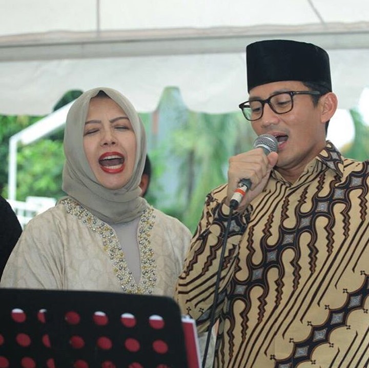 <p>Beginilah duet maut Sandiaga dan sang istri saat unjuk kebolehan bernyanyi. Lagu apa ya yang sedang dinyanyikan pasangan ini? (Foto: Instagram/@nurasiauno)  </p>