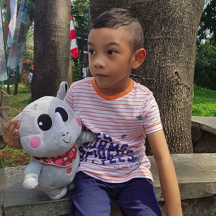 <p>Happy-nya yang dapat teman baru. He-he-he. (Foto: Instagram/@aniekandriani)  </p>