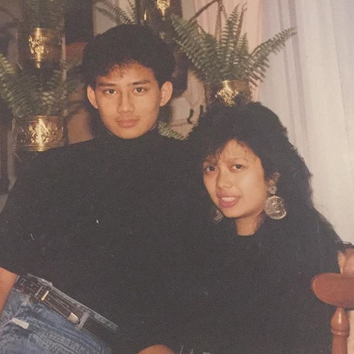 <p>Tebak, Bun, ini foto zaman Sandi dan Nur Asia masih pacaran atau sudah menikah ya? He-he-he. (Foto: Instagram/ @sandiuno)  </p>